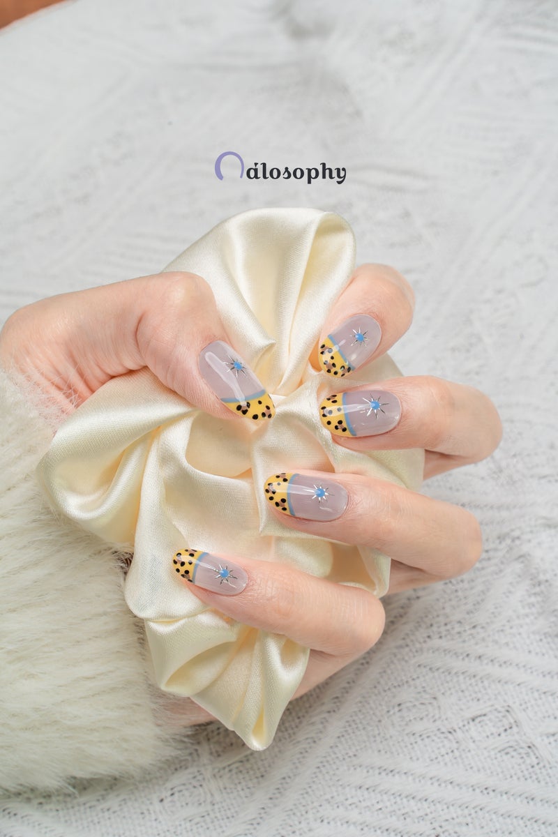 Nailosophy أظافر جل مضغوطة يدوية الصنع بتصميم ريترو بنفسجي فاتح وأصفر مع نجوم متفجرة | شكل بيضاوي - Image 4